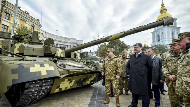 Президент Украины Петр Порошенко и министр обороны Степан Полторак смотрят на танк Оплот во время открытия выставки Сила непобедимого в Киеве