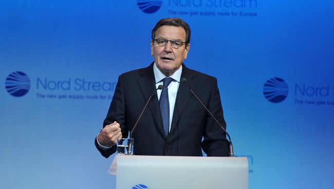 Председатель комитета акционеров Nord Stream AG Герхард Шредер выступает на церемонии пуска в эксплуатацию второй ветки газопровода Северный поток