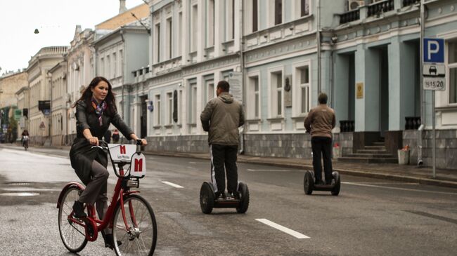 Люди на Рождественском бульваре в Москве