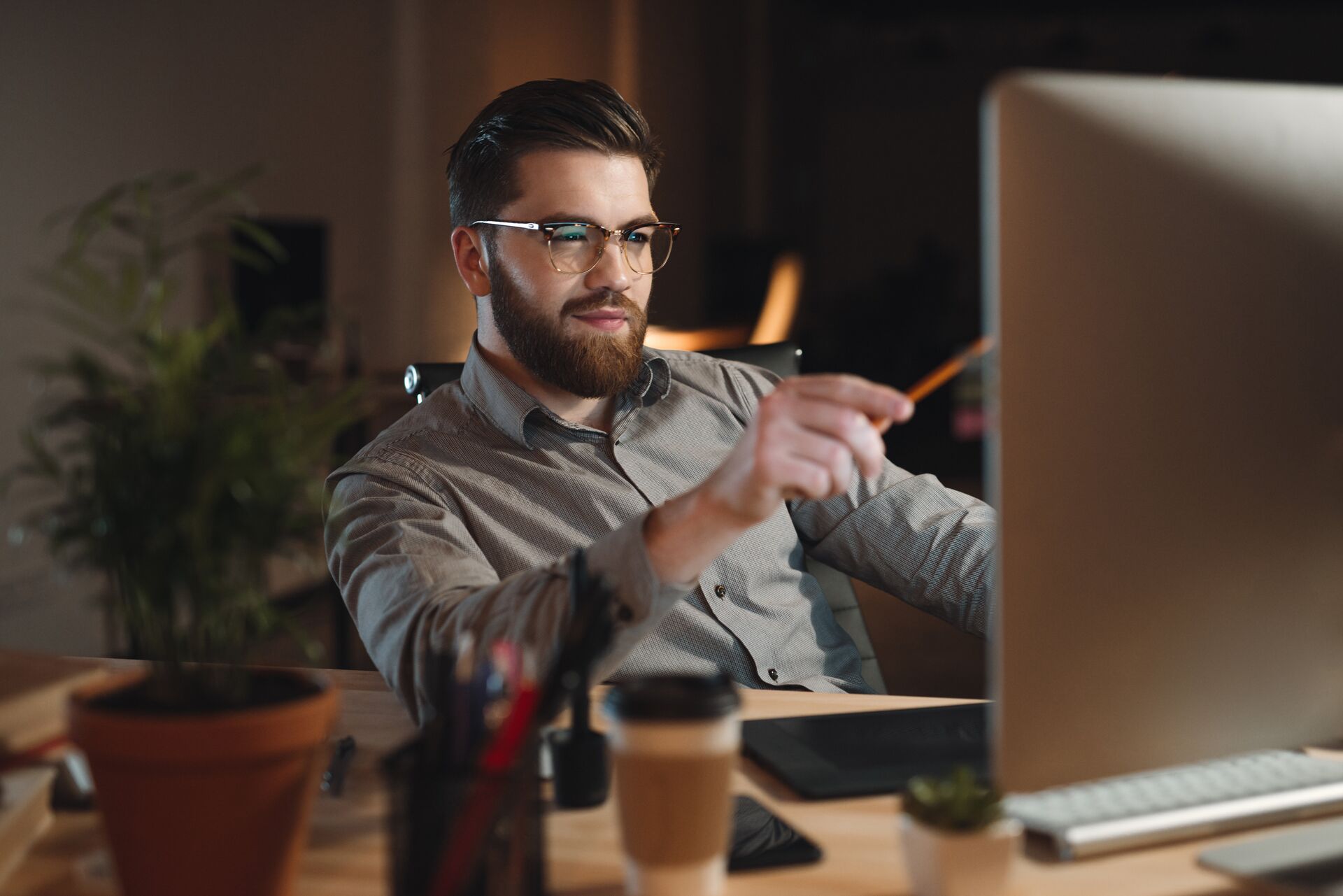 Мужчина сидит за компьютером - РИА Новости, 1920, 13.10.2021