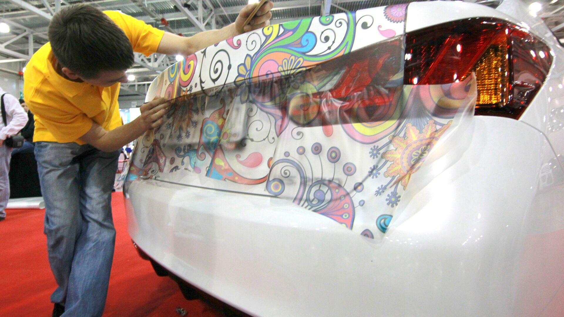 перенесение рисунка на автомобиль на выставке Московское Тюнинг Шоу - РИА Новости, 1920, 03.11.2020