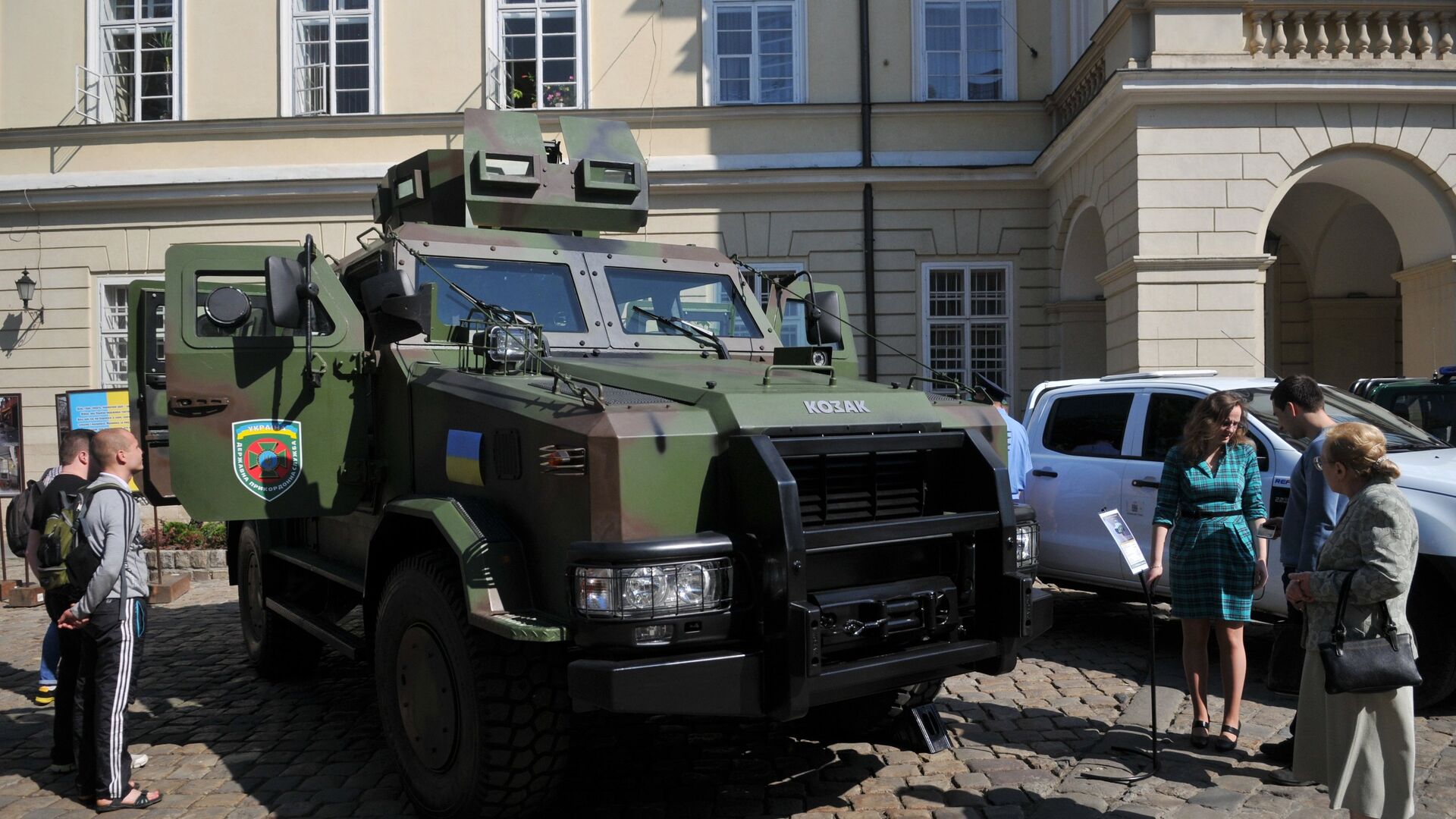 Бронеавтомобиль Казак-2 во время демонстрации техники во Львове. Архивное фото - РИА Новости, 1920, 10.08.2023