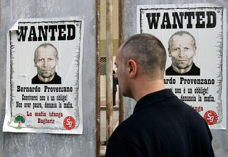 Портреты разыскиваемого босса сицилийской мафии Бернардо Провенцано на улице пригорода Палермо. 28 апреля 2005 Портреты разыскиваемого босса сицилийской мафии Бернардо Провенцано на улице пригорода Палермо. 28 апреля 2005