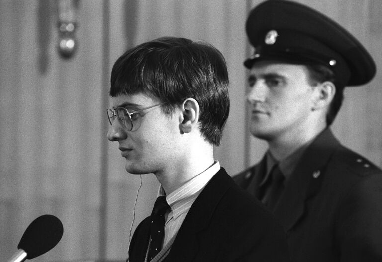Суд над западногерманским пилотом Матиасом Рустом, нарушившим 28 мая 1987 года воздушное пространство СССР и приземлившимся на своем самолете на Красной площади Суд над западногерманским пилотом Матиасом Рустом, нарушившим 28 мая 1987 года воздушное пространство СССР и приземлившимся на своем самолете на Красной площади