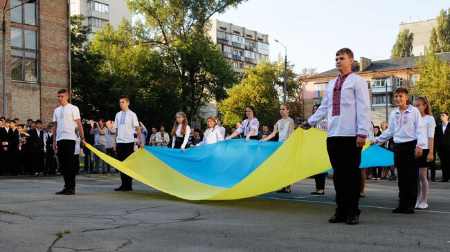 Ученики на торжественной линейке, посвященной Дню знаний в Киеве