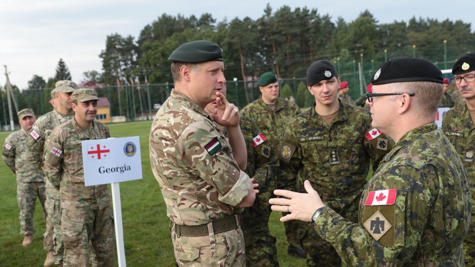 Военнослужащие армий Грузии, Венгрии и Канады на церемонии открытия военных учений Rapid Trident-2017 на Яворовском полигоне в Львовской области. 11 сентября 2017 - РИА Новости, 1920, 18.01.2022