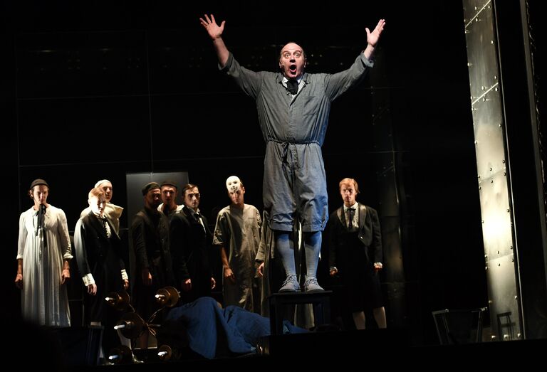 Актеры в сцене из спектакля Сны господина де Мольера… по пьесе Михаила Булгакова Кабала святош в постановке Павла Сафонова на сцене Московского государственного театра Ленком