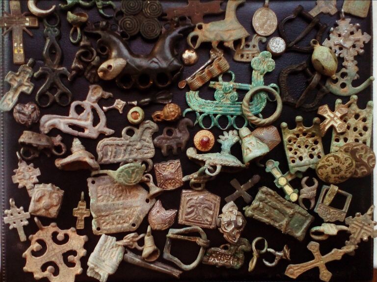 Средневековые украшения. Некоторые искатели скупают их в сети, чтобы безвозмездно отдать в музей. Средневековые украшения. Некоторые искатели скупают их в сети, чтобы безвозмездно отдать в музей.