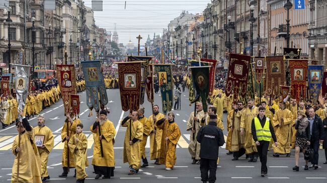 Во время крестного хода в честь дня перенесения мощей Святого Благоверного князя Александра Невского в Санкт-Петербурге