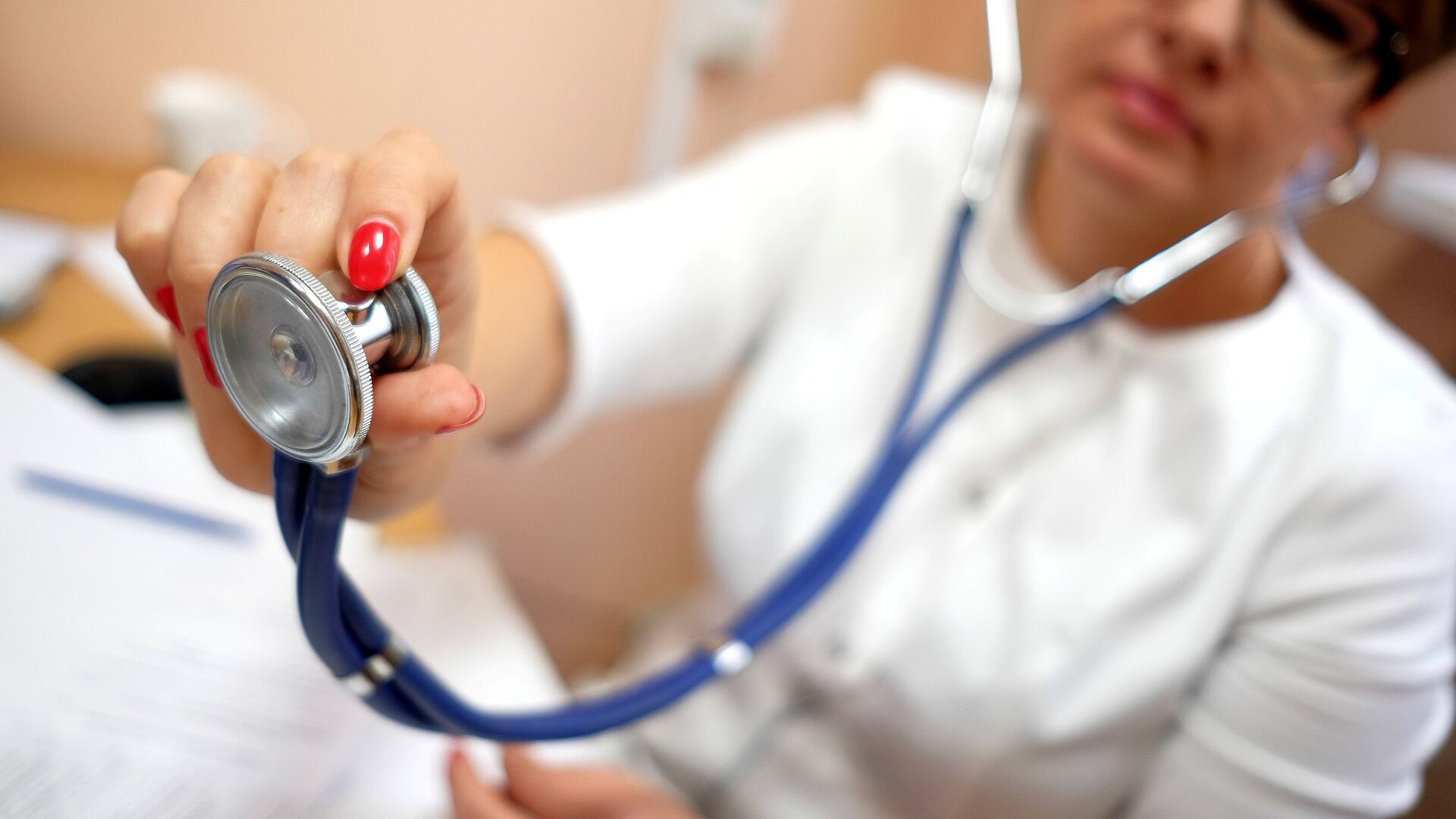 Врач во время процедуры осмотра Врач во время процедуры осмотра - РИА Новости, 1920, 06.04.2026