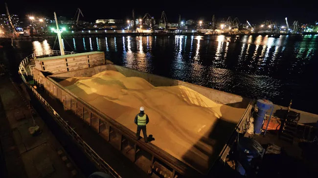 Японское судно во Владивостокском морском торговом порту