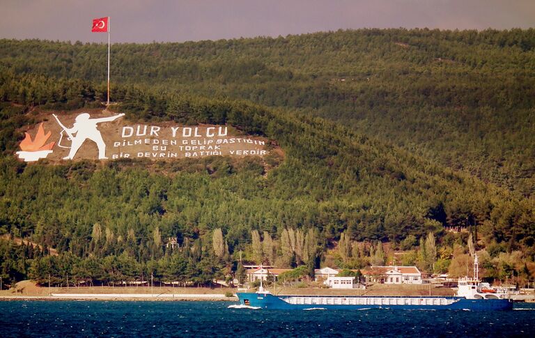 Дарданелльский пролив в районе города Чанаккале