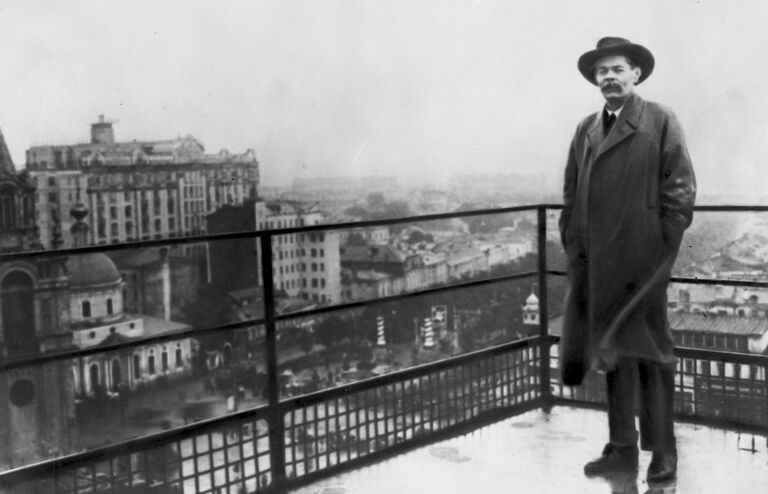 Максим Горький на крыше здания редакции газеты Известия