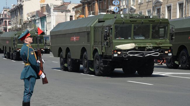 Береговой ракетный комплекс Бастион во время военного парада во Владивостоке