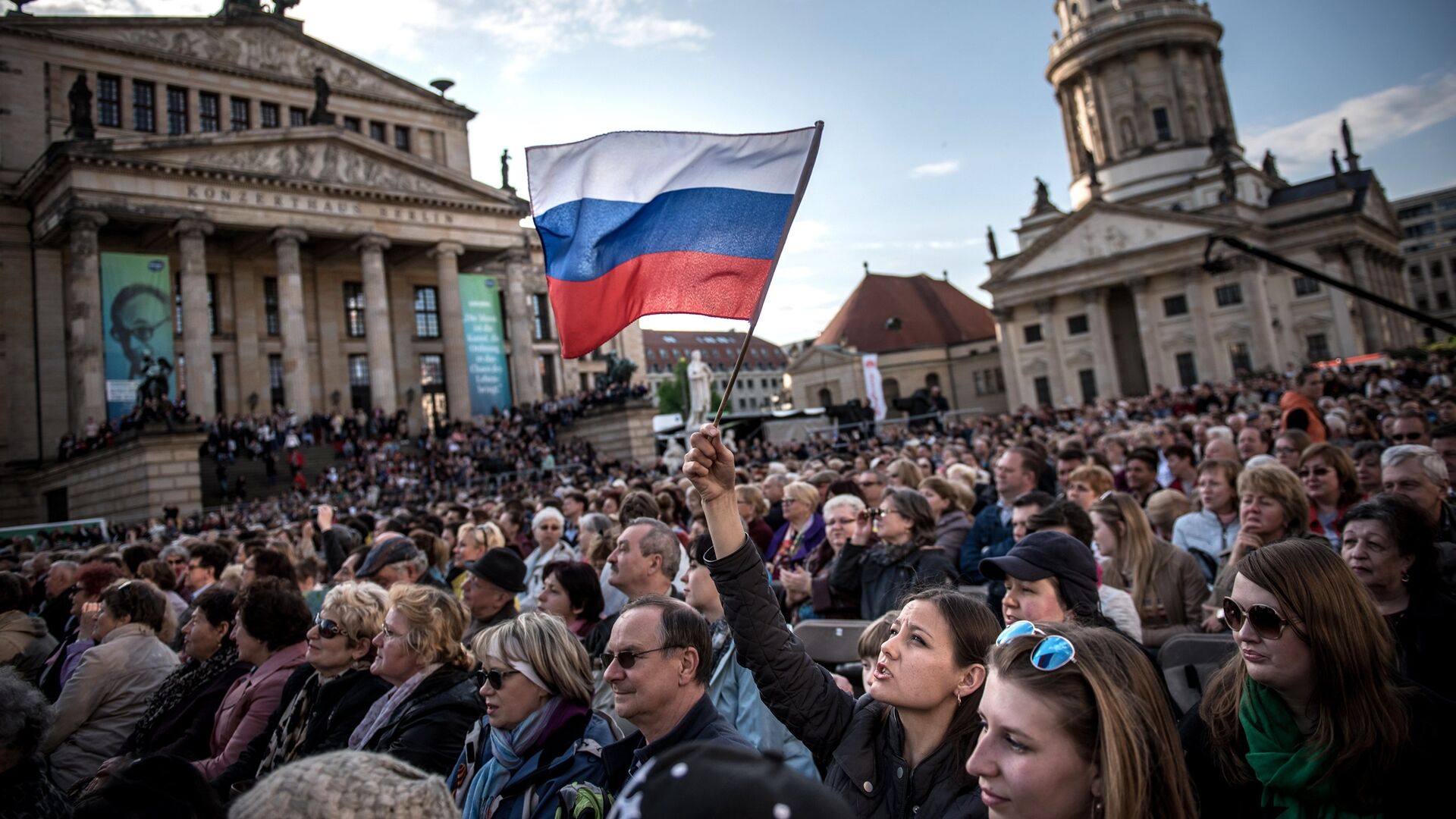 Посетители концерта Песни Победы на площади Жандарменмаркт в центре Берлина - РИА Новости, 1920, 07.05.2023