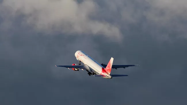 Самолет Boeing 757-200 авиакомпании ВИМ-Авиа взлетает в аэропорту Пулково в Санкт-Петербурге
