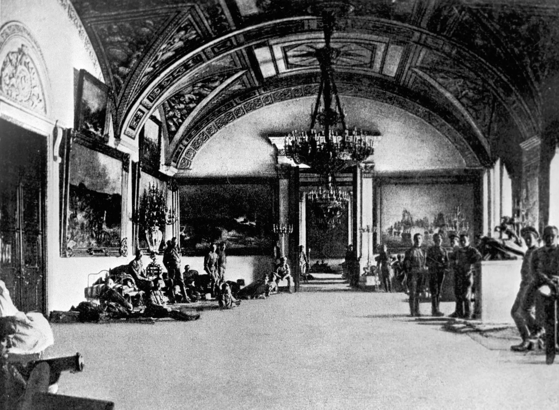 Юнкера в Зимнем дворце. Петроград, 1917 год Юнкера в Зимнем дворце. Петроград, 1917 год - РИА Новости, 1920, 24.02.2022