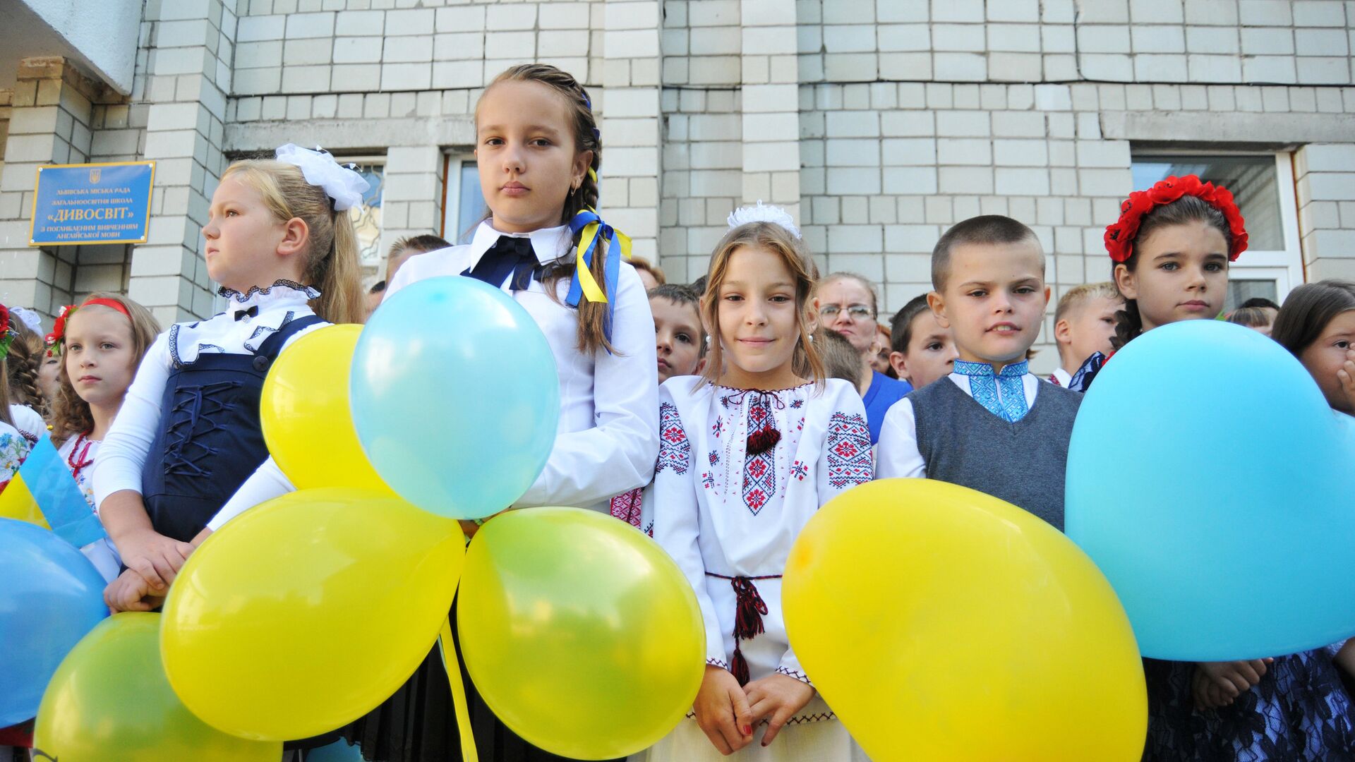 Ученики на торжественной линейке, посвященной Дню знаний, во Львове - РИА Новости, 1920, 26.04.2023