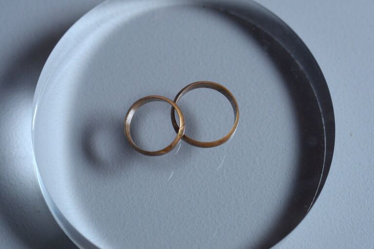 Обручальные кольца В.И. Ленина и Н.К. Крупской, представленные на историко-документальной выставке Ленин в Выставочном зале федеральных архивов в Москве