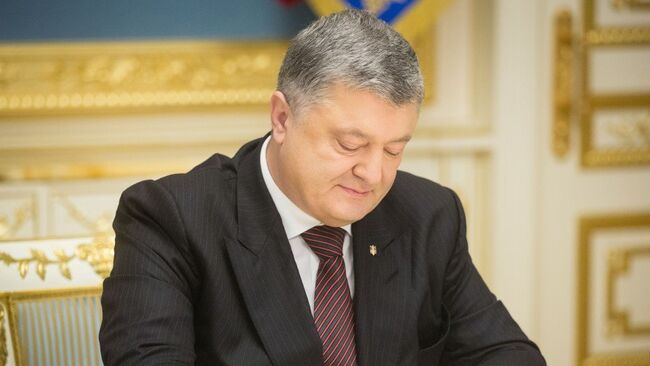 Петр Порошенко во время подписания законопроектов по пенсионной реформе. 8 октября 2017