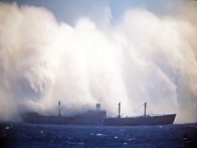 Подводный атомный взрыв Hardtack Umbrella: базисная волна накатывает на корабль