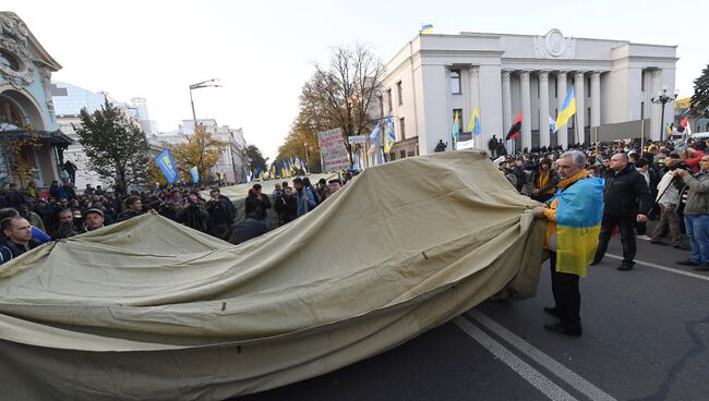 Митингующие устанавливают палатки у здания Рады Украины в Киеве