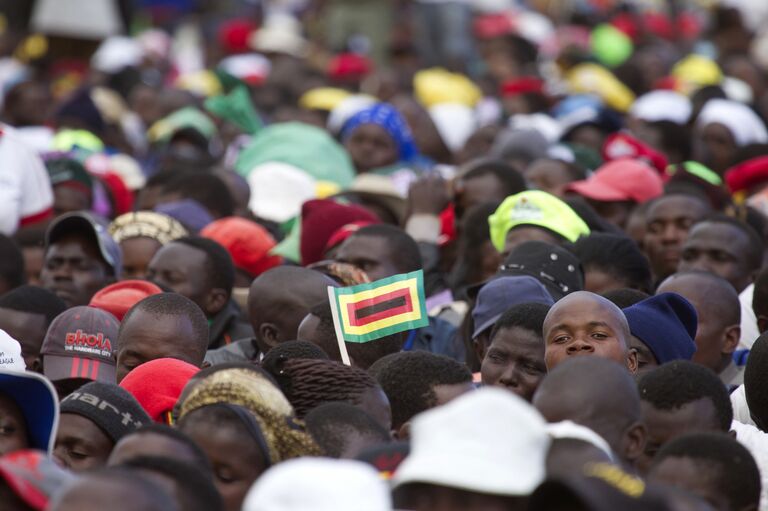 Толпа людей в Зимбабве