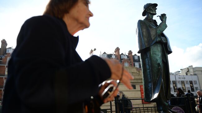 Памятник сыщику Шерлоку Холмсу у станции метро на Бейкер-стрит в Лондоне