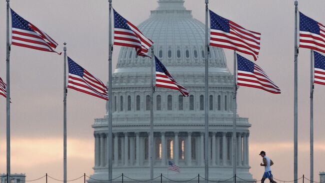 Вид на здание Капитолия в Вашингтоне. Флаги США