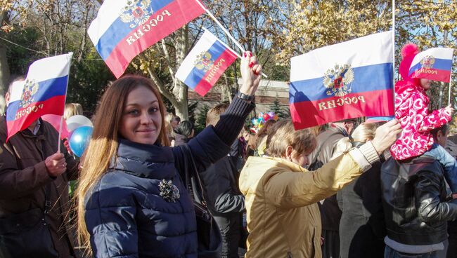 Горожане во время празднования Дня народного единства в Севастополе