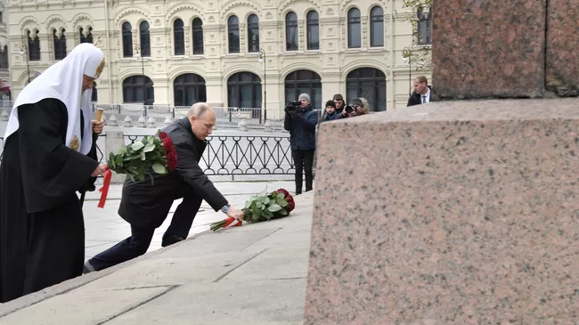 Президент РФ Владимир Путин на церемонии возложения цветов к памятнику Кузьме Минину и Дмитрию Пожарскому на Красной площади. 4 ноября 2017