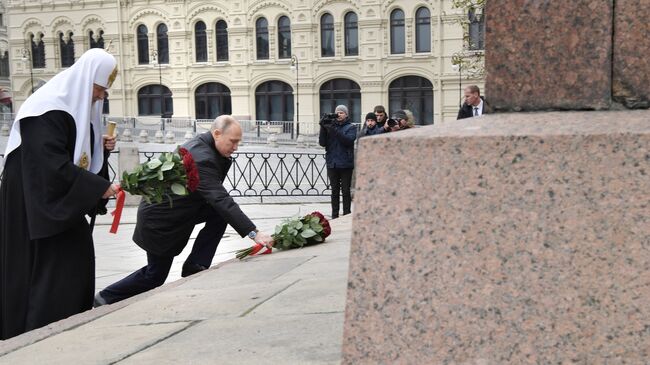 Президент РФ Владимир Путин на церемонии возложения цветов к памятнику Кузьме Минину и Дмитрию Пожарскому на Красной площади. 4 ноября 2017