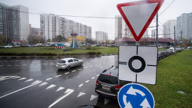 Круговое движение на пересечении Новокосинской и Городецкой улицы в Москве