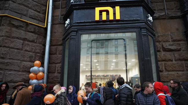 Посетители у магазина Xiaomi на Тверской лице в Москве. 11 ноября 2017