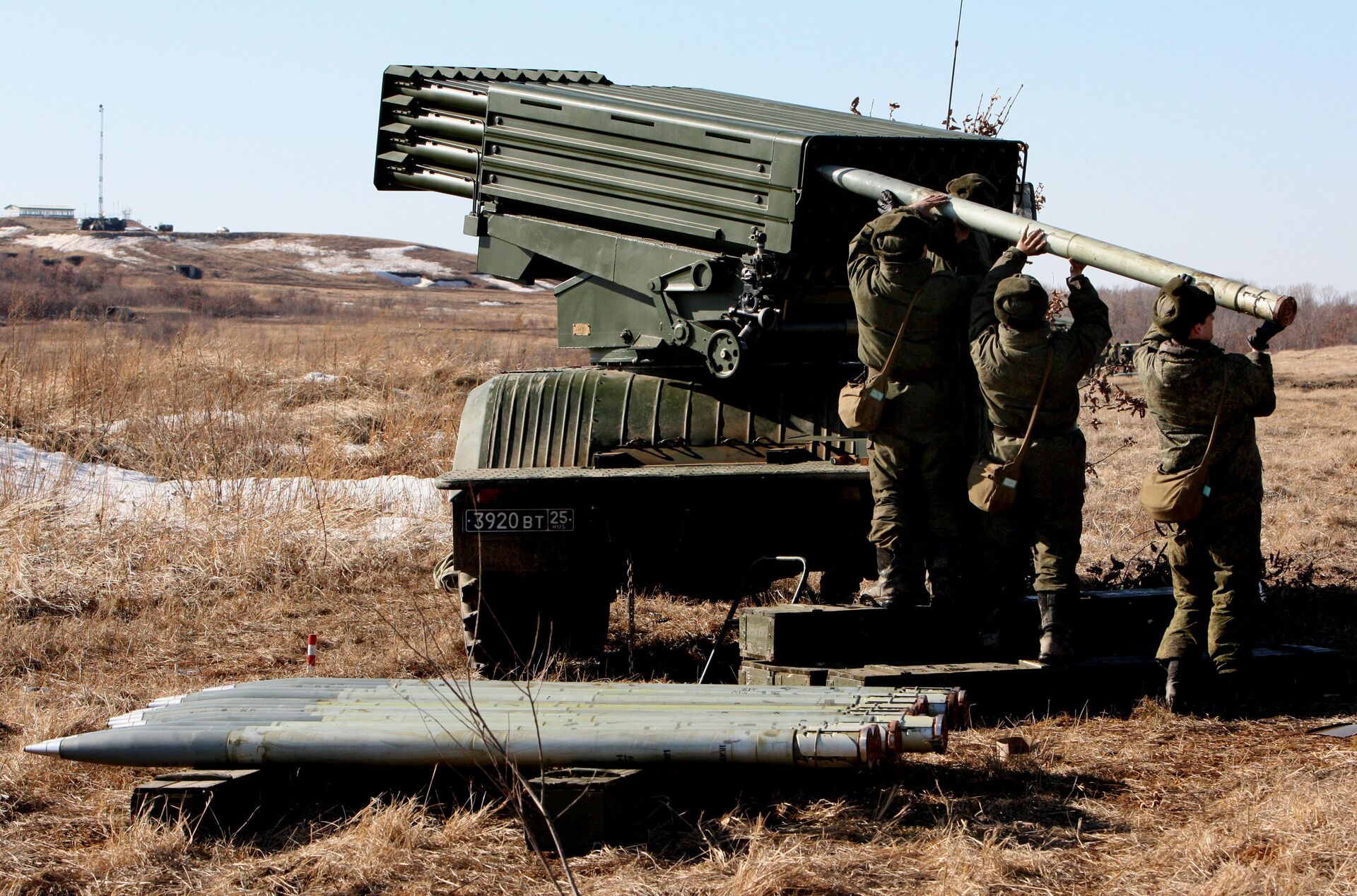 Военнослужащие заряжают реактивную артиллерийскую установку Торнадо - РИА Новости, 1920, 25.10.2021