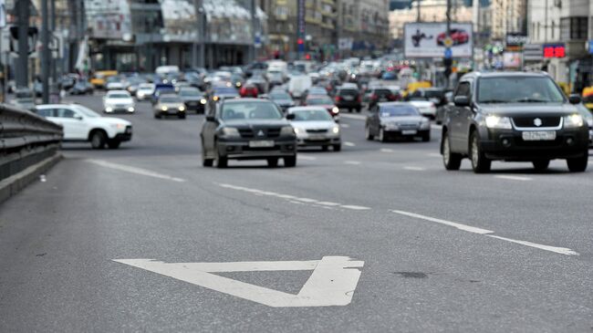 Разметка выделенной полосы для движения общественного транспорта в Москве. Архивное фото