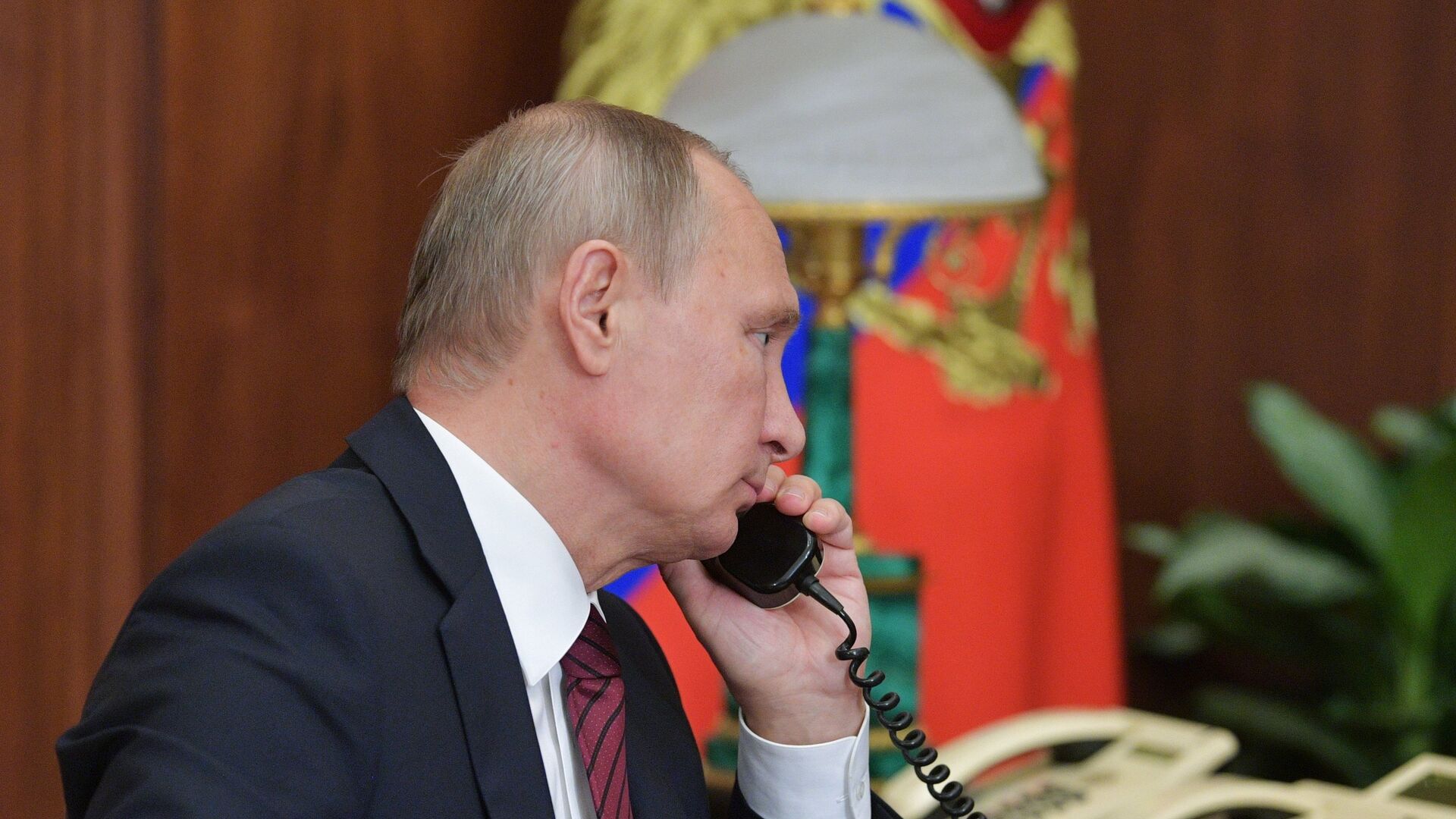 Президент РФ Владимир Путин во время телефонного разговора с главой ДНР Александром Захарченко и главой ЛНР Игорем Плотницким. 15 ноября 2017 - РИА Новости, 1920, 11.08.2025