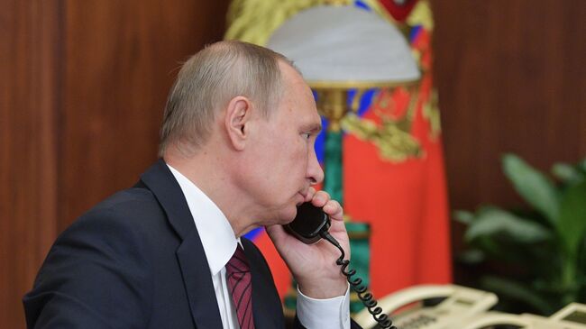 Президент РФ Владимир Путин во время телефонного разговора с главой ДНР Александром Захарченко и главой ЛНР Игорем Плотницким. 15 ноября 2017