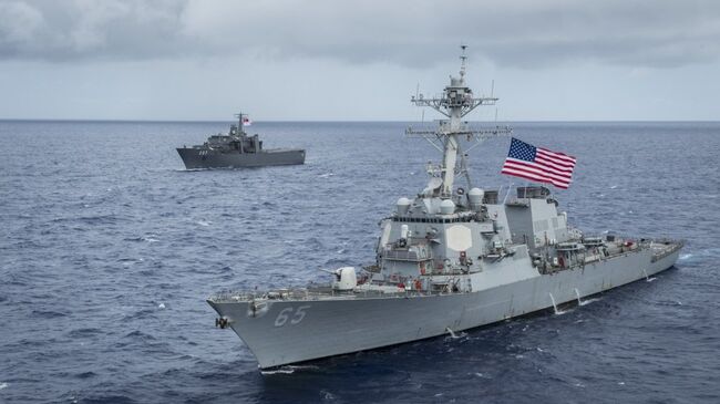 Американский эсминец USS Benfold (DDG-65) и японский буксир на учениях в заливе Сагами у восточного побережья Японии