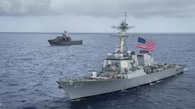 Американский эсминец USS Benfold (DDG-65) и японский буксир на учениях в заливе Сагами у восточного побережья Японии