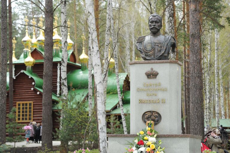 Бюст российского императора Николая II на территории мужского монастыря во имя Святых царственных страстотерпцев в урочище Ганина Яма на месте обнаружения останков царской семьи