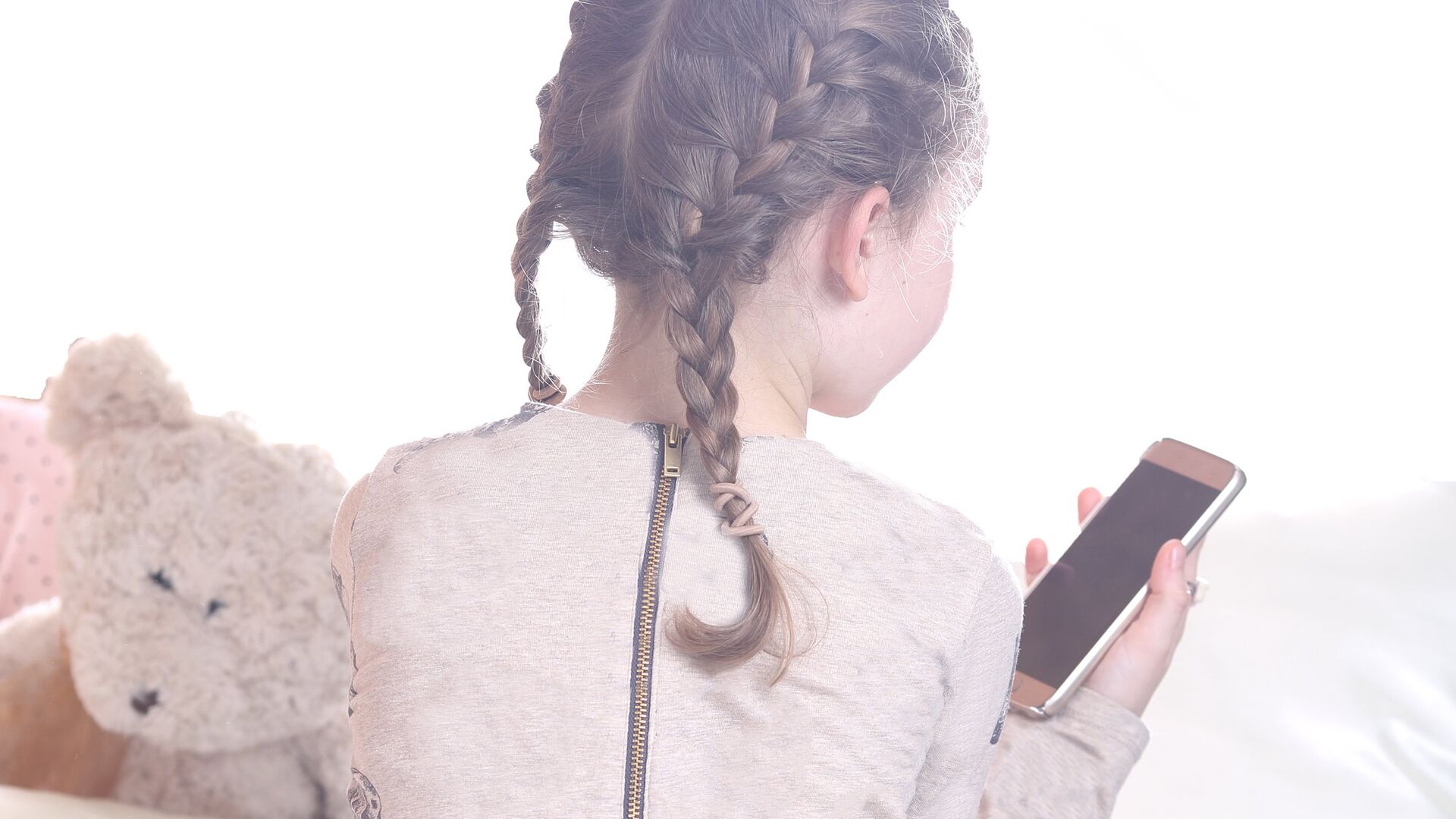 Ребенок со смартфоном  - РИА Новости, 1920, 16.02.2026