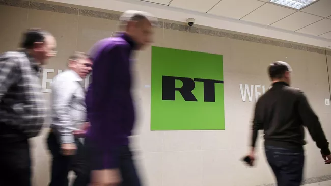 Сотрудники в офисе телеканала RT в Москве