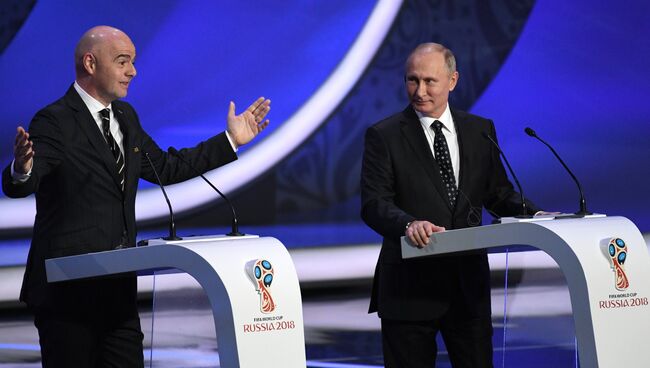 Президент РФ Владимир Путин и президент FIFA Джанни Инфантино на финальной жеребьёвке чемпионата мира по футболу 2018