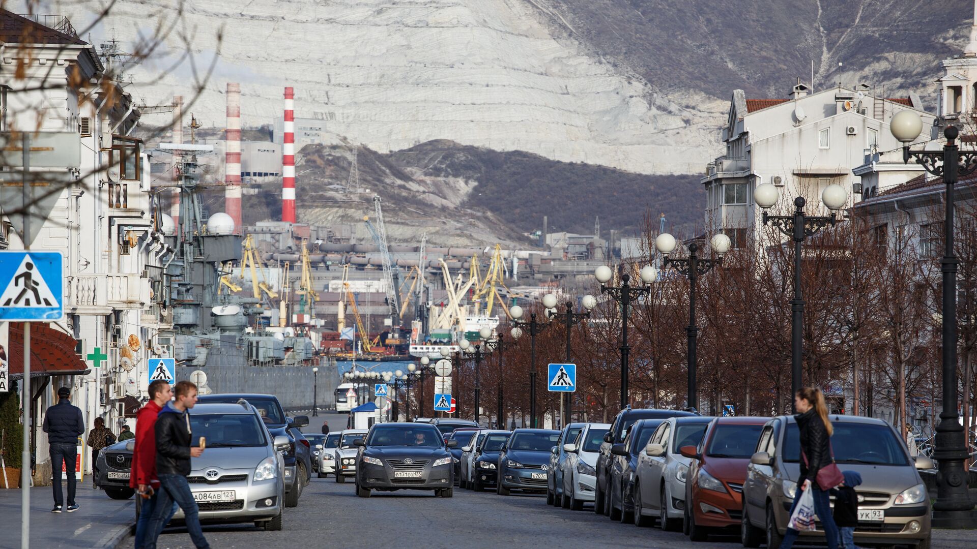 Жители города на улице Новороссийска - РИА Новости, 1920, 06.02.2023