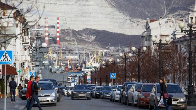 Жители города на улице Новороссийска