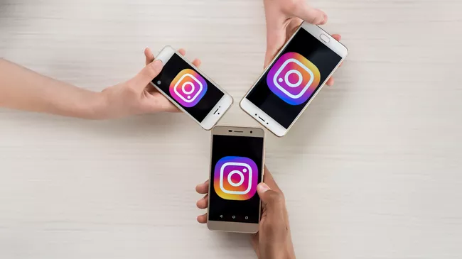 Телефоны с логотипами приложения Instagram