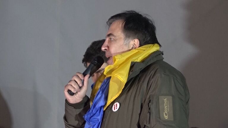 Саакашвили на митинге показал наручники и пообещал сохранить их для Порошенко