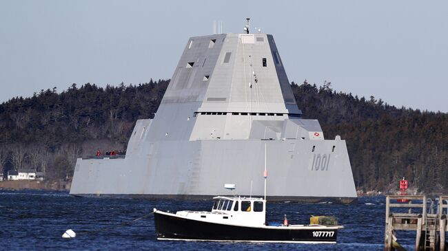 Американский эсминец USS Michael Monsoor типа Zumwalt, направляющийся в море для испытаний. 4 декабря 2017