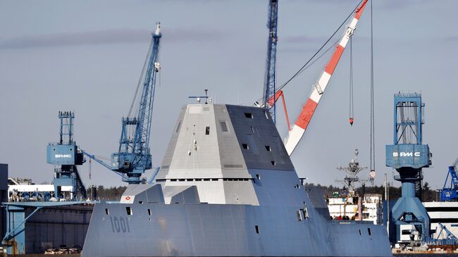 Американский эсминец USS Michael Monsoor типа Zumwalt, направляющийся в море для испытаний. 4 декабря 2017